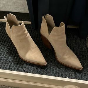 Vince Camuto Women's Gigietta Beige Tan Suede Leather Ankle Bootie size 8